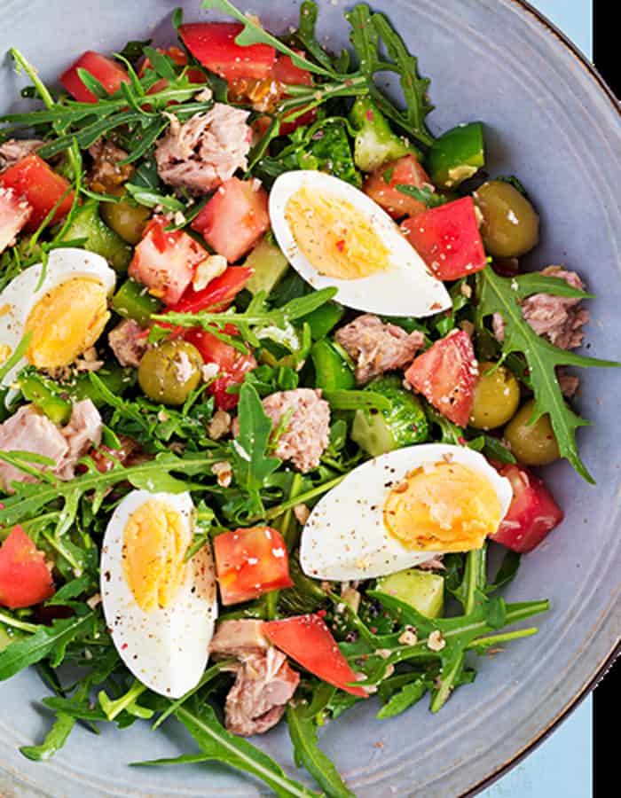 Niçoise salad with tuna, egg, tomato and olives